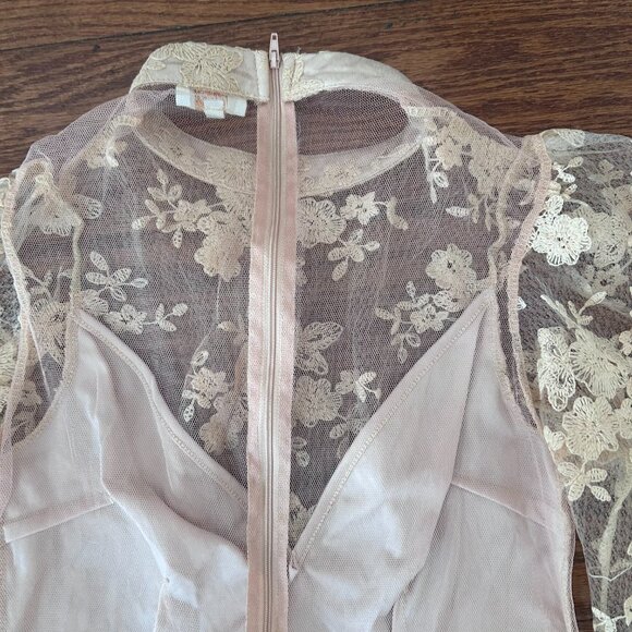 Sheer Mock Neck Long Sleeve Peach Floral Lace Top Built-in Cami Size Medium - Picture 9 of 14